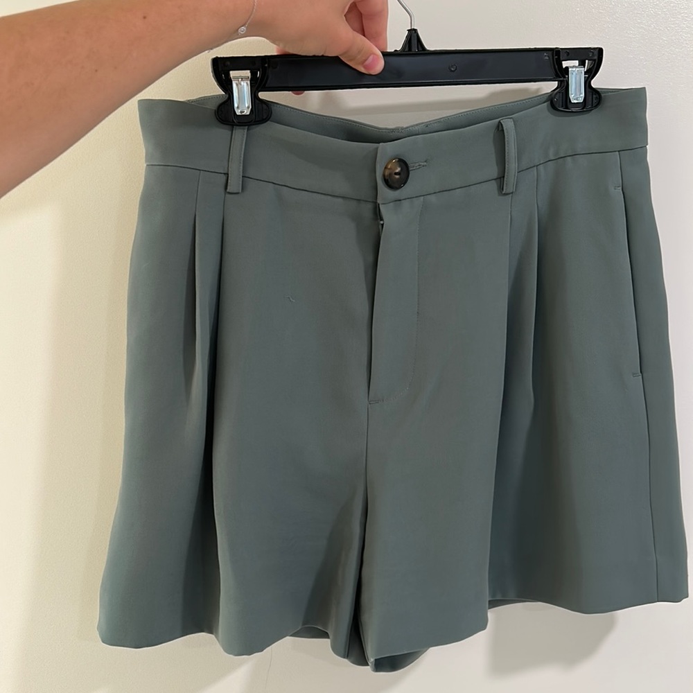 Vince Pleated Front Shorts Camo Green size 10